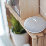 Súlyos hibát találtak a Google Home okoshangszóróban, távolról le lehetett hallgatni az eszközt