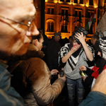 Fotó: Vérző fejű emberek a Kossuth téri dulakodás után