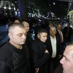 Tüntetők füttykoncertje fogadta Grúziában Orbán Viktort – videó