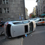 Fotók: mentős autót borított fel egy taxi a Gyorskocsi utcánál