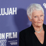 A 89 éves Judi Dench tűzpiros tangát kapott karácsonyra – egy jótékonysági reklámban