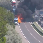 Lángolt egy kamion az M1-esen, a másik oldalon feltorlódott bámészkodók karamboloztak – videó