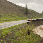 Beleborult egy ház a megáradt folyóba a Yellowstone Park mellett – videó