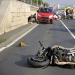 Fotók: Súlyos motorbaleset miatt zárták le reggel az alsó rakpartot