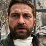 Porig égett háza előtt szelfizett Gerard Butler