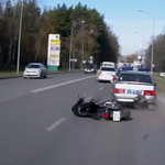 Balszerencse a négyzeten: rendőrautóba csattant a motoros – videó