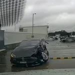 Leugratott egy áruházi parkoló emeletéről egy Tesla – videó