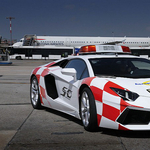 Egy Lamborghinivel posztolnak a bolognai repülőtér dolgozói