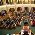 Az újdonsült Jobbik-képviselő első felszólalása: Ennyi bűnöző előtt még életemben nem beszéltem