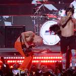 Miért nem volt bedugva a Red Hot Chili Peppers gitárja a Super Bowlon? – Fotó