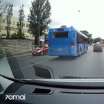 Videóra vették, ahogy egy BKV-busz fékezés nélkül áthajt a piroson a Fiumei úton