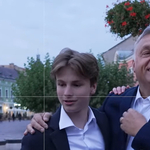 Orbán Viktor beragadt a szelfigyárba