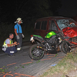 Balesetfotók: meghalt a motoros, de a motor állva maradt