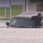 Itt egy újabb autós, aki nem tanult mások hibájából – videó