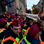 Dulakodtak tüntetők és rendőrök a Gyorskocsi utcánál