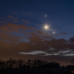 Gyönyörű fotókon és videón, ahogyan a Vénusz és a Jupiter közrefogta a Holdat szerda este