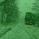 Ha nagy a baj, még egy emeletes busz is elképesztőt driftel a hóban – videó