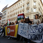 Egész nap a státusztörvény megszavazása ellen tüntetnek kedden a Kossuth téren