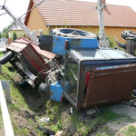 Rosszul lett a traktoros, oszlopot és kerítést döntött - fotó