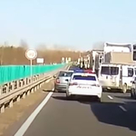 Azonnal kivette az önkéntes rendőrt a forgalomból az igazi a 8-as úton - videó