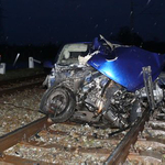 Peugeot-t zúzott rommá a vonat Ajaknál - fotó