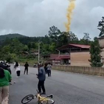 Videón, ahogy a fejükre hulló űrrakéta elől egy kínai falu lakói fejvesztve menekülnek