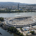 És akkor számolni kezdünk, mi épül több: stadion vagy akkugyár