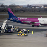 Lefejelt egy rendőrt is a Wizz Air-gépen verekedő lett