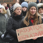 Tüntettek a Karinthy gimnáziumnál, a tankerület elé vonultak a kirúgott tanárok