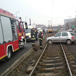 Keresztben állt meg egy autó az 1-es villamos sínein – fotó