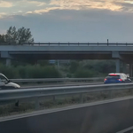 Videó: Hat autó tolatott az M1-es leállósávján egy forgalommal szemben haladó Suzuki miatt