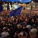 Falnak rohanhat a varsói gyors: Kaczynski gyilkost kiáltva űzi előre pártját