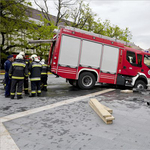 Beszakadt Eger főterének burkolata egy tűzoltóautó alatt – fotók