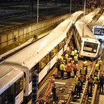 Megkezdték a balesetet szenvedett metrószerelvények kiemelését - képek