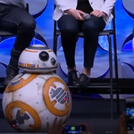 Videó: Élőben is bemutatkozott a Star Wars híres "labda-droidja", BB-8