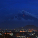 Festői fotót készítettek a Mayon vulkánból ömlő láváról