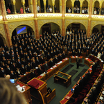 Parlament elé kerül hétfőn a "három csapás" és a kettős állampolgárság