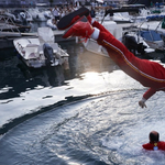 Először bedobta a főnökét, aztán ő is ugrott: szó szerint a monacói kikötőben ünnepelt Charles Leclerc