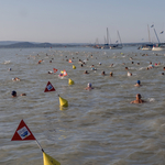 Elkezdődött a Balaton-átúszás, amire csak tapasztalt úszókat vártak a szervezők