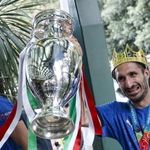 Chiellini a trófeával aludt, Milánóban ujjak robbantak le a nagy ünneplésben