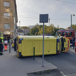 Az oldalára fordult egy mentőautó, miután egy taxival ütközött a II. kerületben – fotók