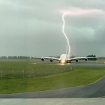 Videóra vették, ahogy guruló repülő mögé csap a villám Új-Zélandon