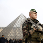 Elkezdett beszélni a Louvre-nál meglőtt machetés támadó