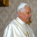Túl szűk lett a Vatikán két pápa számára?
