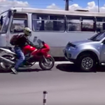 Mindannyiunk nevében törlesztett a motoros, aki csúnyán beégette a terepjáróst – videó