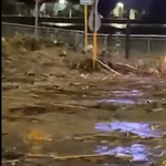 Videón a pillanatok, amint a sárhullám elönti Valencia egyik elővárosát