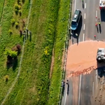 Ragadós baleset: több tonna csokoládé borult egy lengyel autópályára – videó