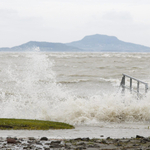 Fotók: Elárasztotta Balatonfenyvest a Balaton