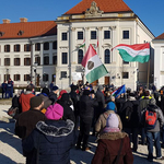 Kis létszámú tüntetéssel köszöntötték Orbán Viktort a Várba költözés alkalmából