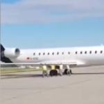 Négy ember tologatott egy utasokkal teli Lufthansa-gépet Ferihegyen